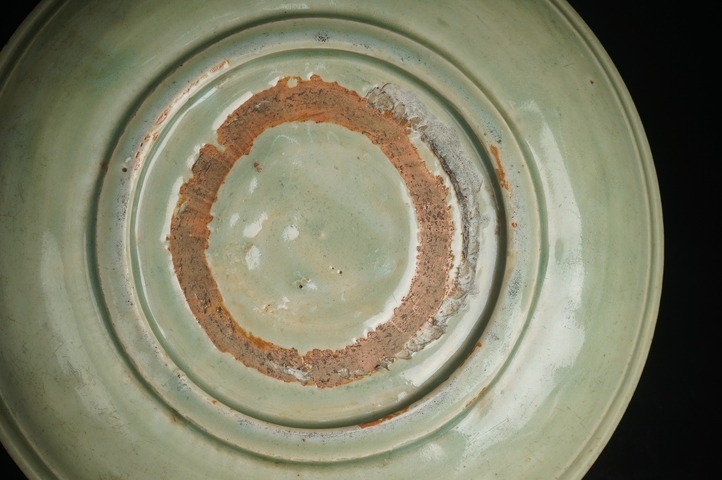 古玩陶瓷明中期·龍泉暗刻花卉紋大盤真品鑒賞圖