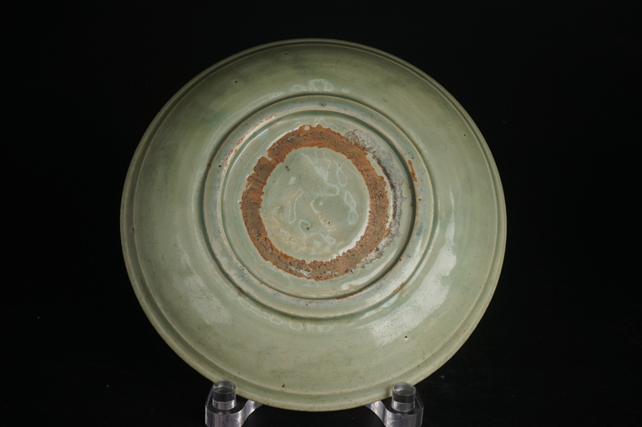 古玩陶瓷明中期·龍泉暗刻花卉紋大盤真品鑒賞圖