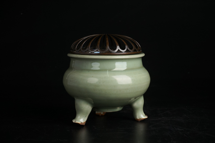 古玩陶瓷元末明初·龍泉三足爐真品鑒賞圖