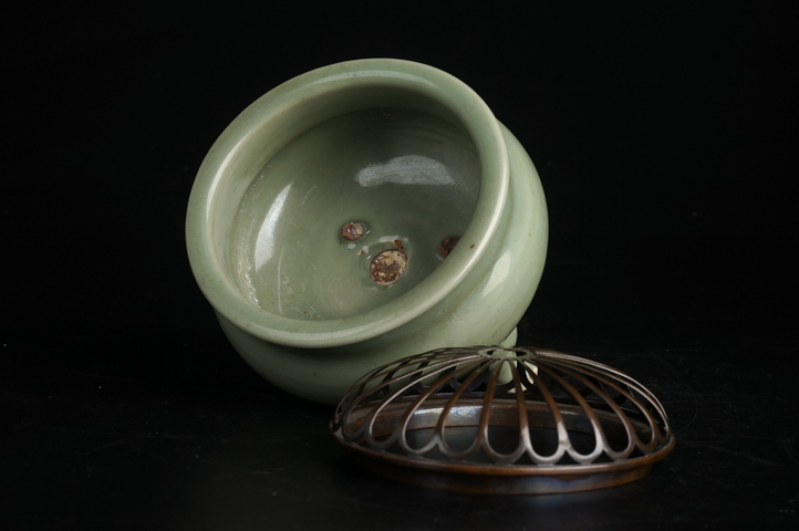 古玩陶瓷元末明初·龍泉三足爐真品鑒賞圖