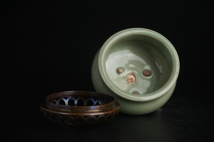 古玩陶瓷元末明初·龍泉三足爐真品鑒賞圖