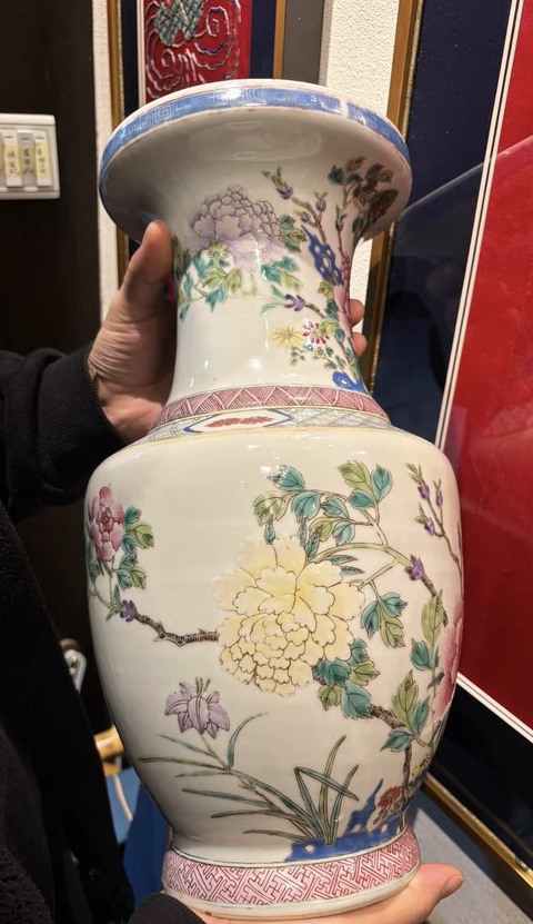 古玩陶瓷粉彩洞石花卉紋盤口瓶真品鑒賞圖