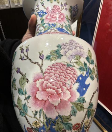 古玩陶瓷粉彩洞石花卉紋盤口瓶真品鑒賞圖