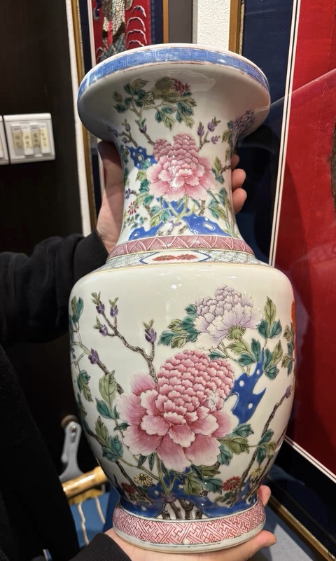 古玩陶瓷粉彩洞石花卉紋盤口瓶真品鑒賞圖