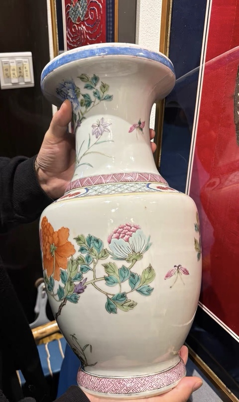 古玩陶瓷粉彩洞石花卉紋盤口瓶真品鑒賞圖