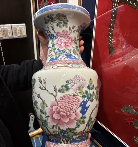 古玩陶瓷粉彩洞石花卉紋盤口瓶真品鑒賞圖