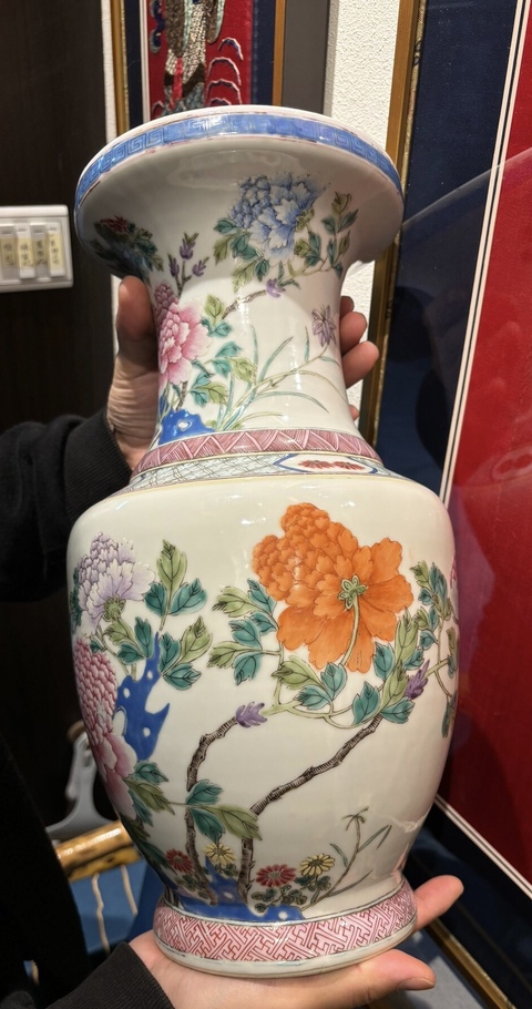 古玩陶瓷粉彩洞石花卉紋盤口瓶真品鑒賞圖
