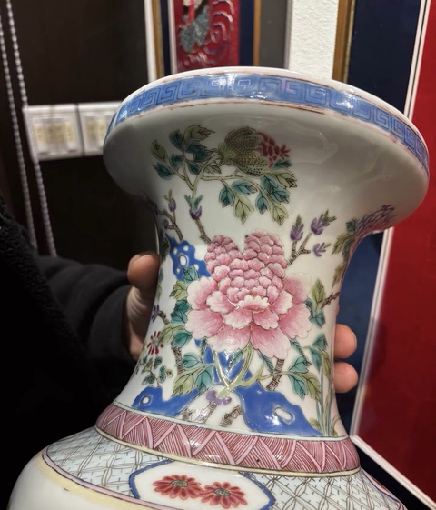 古玩陶瓷粉彩洞石花卉紋盤口瓶真品鑒賞圖