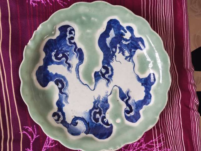 古玩陶瓷豆青釉青花龍紋盤真品鑒賞圖