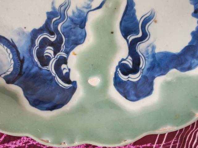 古玩陶瓷豆青釉青花龍紋盤真品鑒賞圖