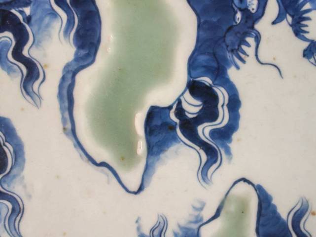 古玩陶瓷豆青釉青花龍紋盤真品鑒賞圖