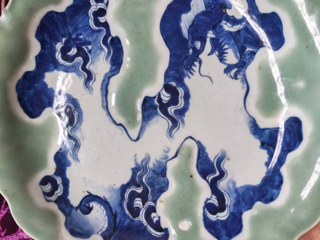 古玩陶瓷豆青釉青花龍紋盤真品鑒賞圖