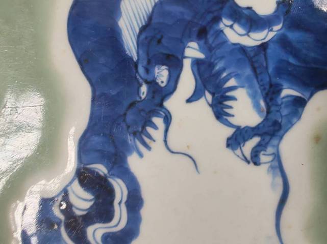 古玩陶瓷豆青釉青花龍紋盤真品鑒賞圖
