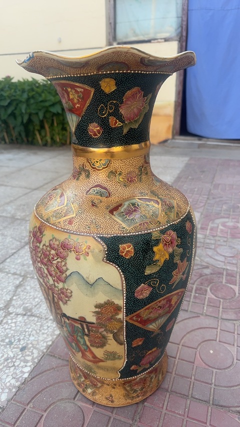 古玩陶瓷人物紋花口瓶真品鑒賞圖