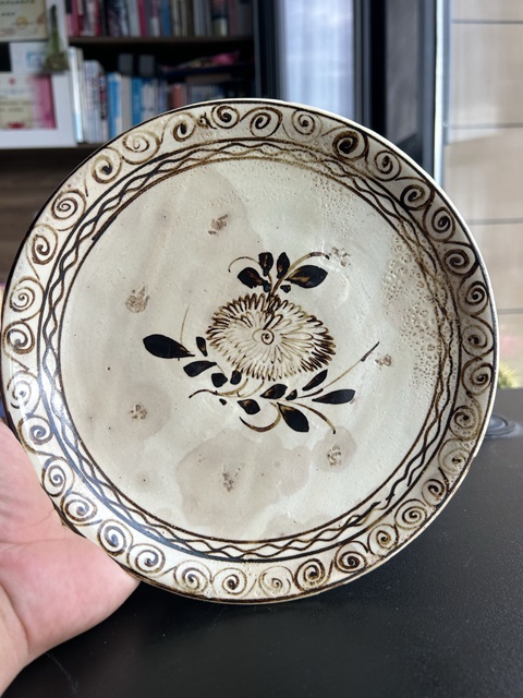 古玩陶瓷磁州窯白地黑花菊紋盤真品鑒賞圖
