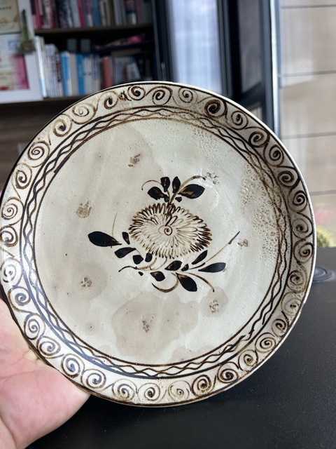 古玩陶瓷磁州窯白地黑花菊紋盤真品鑒賞圖