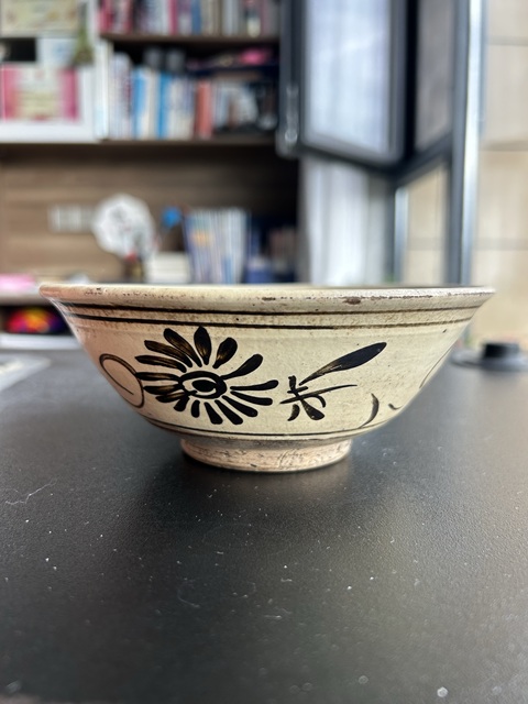 古玩陶瓷磁州窯白地黑花菊紋碗真品鑒賞圖