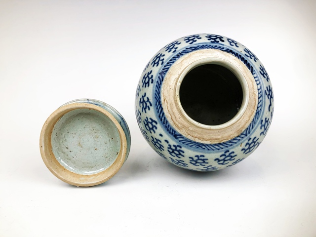 古玩陶瓷清中期·青花太陽(yáng)花卉蓋罐拍賣,當(dāng)前價(jià)格99元