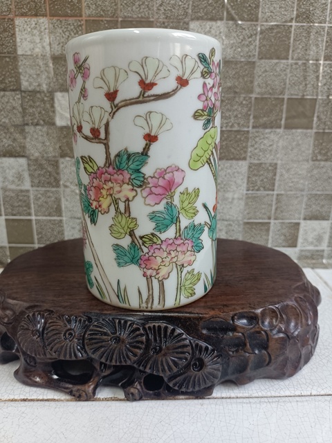 古玩陶瓷粉彩花卉紋筆筒真品鑒賞圖