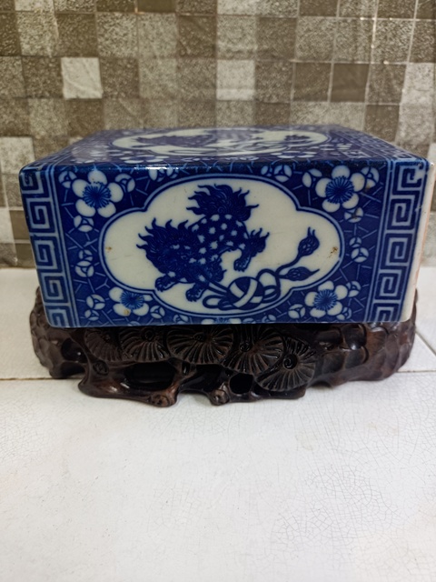 古玩陶瓷飄帶繡球獅子紋青花書擋真品鑒賞圖