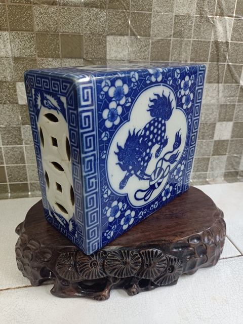古玩陶瓷飄帶繡球獅子紋青花書擋真品鑒賞圖