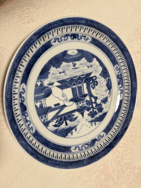 古玩陶瓷樓臺亭閣山水紋青花盤真品鑒賞圖