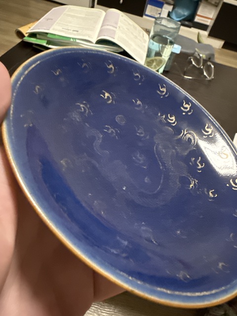 古玩陶瓷霽藍釉描金龍紋盤真品鑒賞圖