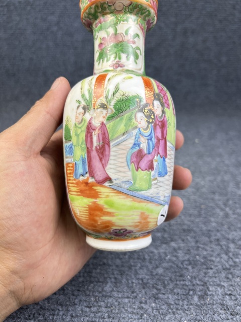 古玩陶瓷廣彩人物花鳥紋棒槌瓶拍賣,當前價格0元