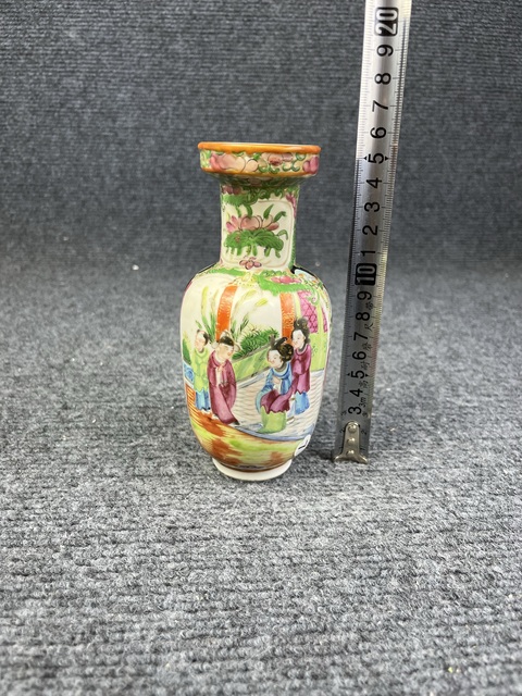 古玩陶瓷廣彩人物花鳥紋棒槌瓶拍賣,當前價格0元