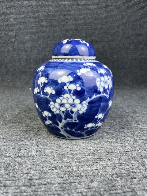 古玩陶瓷青花留白冰梅紋蓋罐拍賣，當前價格200元