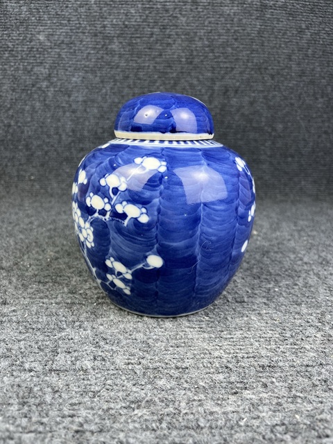 古玩陶瓷青花留白冰梅紋蓋罐拍賣，當前價格200元