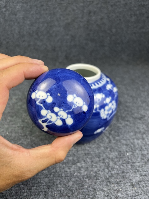 古玩陶瓷青花留白冰梅紋蓋罐拍賣，當前價格200元