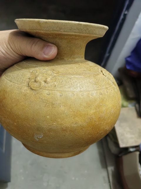 古玩陶瓷兩晉時期青瓷盤口瓶真品鑒賞圖
