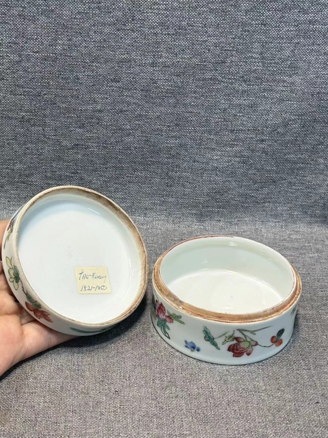 古玩陶瓷人物紋粉彩蓋盒真品鑒賞圖