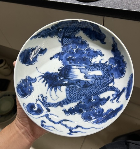 古玩陶瓷過墻龍紋青花盤真品鑒賞圖