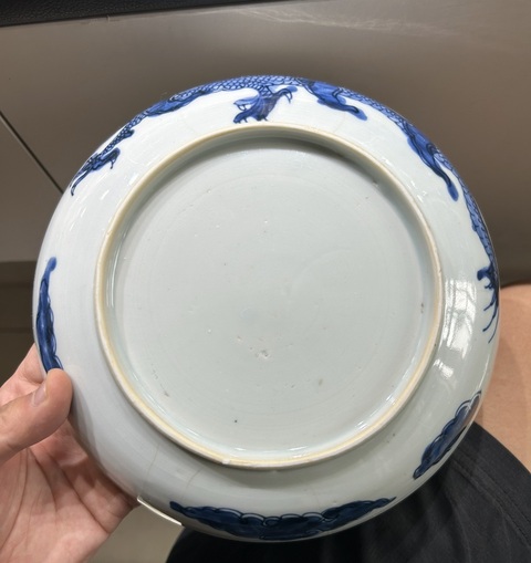 古玩陶瓷過墻龍紋青花盤真品鑒賞圖