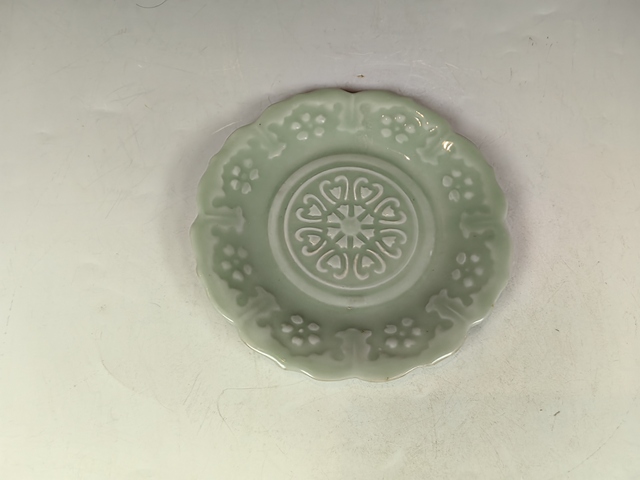 古玩陶瓷晚清民國豆青釉蓮瓣紋碗真品鑒賞圖