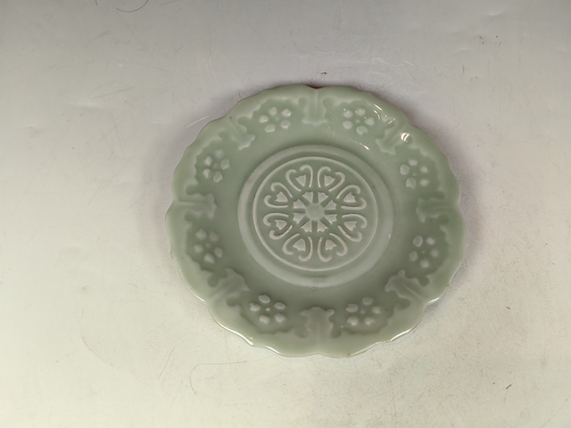 古玩陶瓷晚清民國豆青釉蓮瓣紋碗真品鑒賞圖