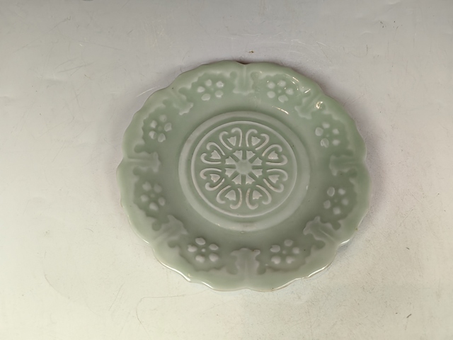 古玩陶瓷晚清民國豆青釉蓮瓣紋碗真品鑒賞圖