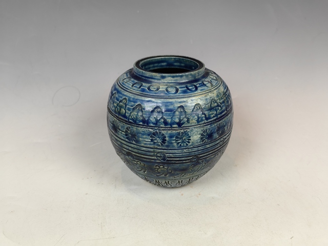 古玩陶瓷清中孔雀藍(lán)釉仿青銅紋蓋罐真品鑒賞圖