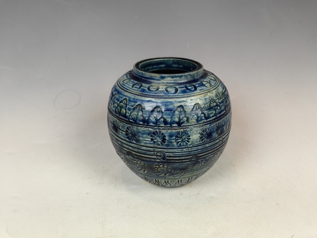 古玩陶瓷清中孔雀藍(lán)釉仿青銅紋蓋罐真品鑒賞圖