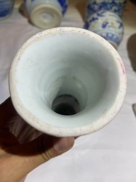 古玩陶瓷紅釉花觚真品鑒賞圖