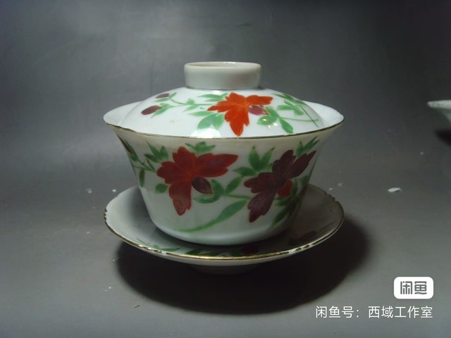 古玩陶瓷民國粉彩花卉紋蓋碗真品鑒賞圖