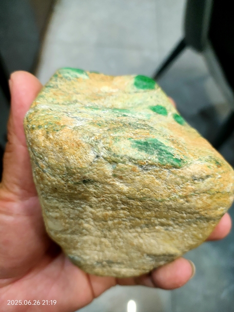 古玩玉器翡翠賭石原石真品鑒賞圖