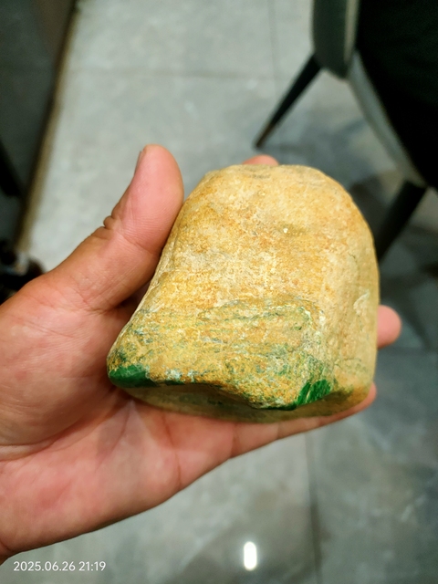 古玩玉器翡翠賭石原石真品鑒賞圖