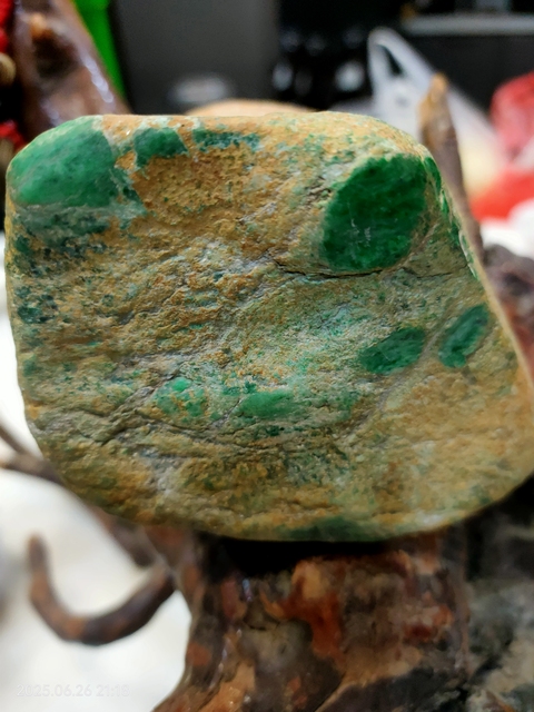 古玩玉器翡翠賭石原石真品鑒賞圖