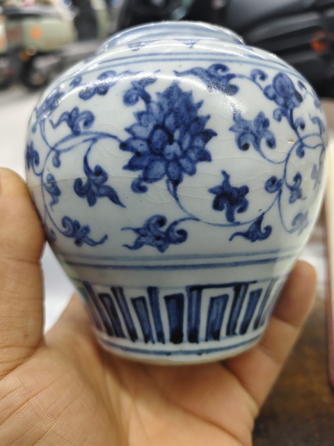 古玩陶瓷花卉紋青花罐真品鑒賞圖