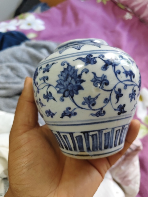 古玩陶瓷花卉紋青花罐真品鑒賞圖