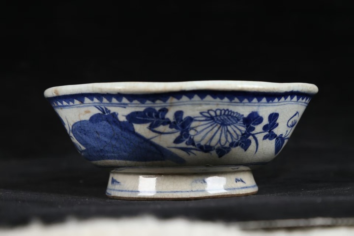古玩陶瓷民國時期青花花卉詩文貢碗真品鑒賞圖