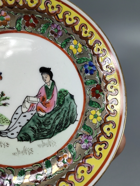 古玩陶瓷粉彩仕女人物盤真品鑒賞圖